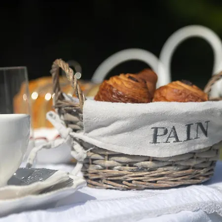 Manoir Le Coutureau Bed & Breakfast