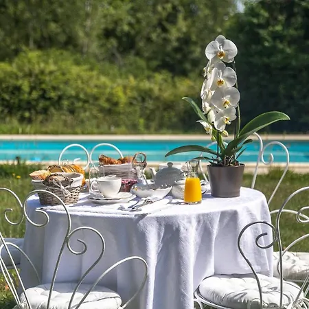 Bed & Breakfast Manoir Le Coutureau 4*